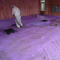 specialiste-effectuant-isolation-urethane-mauve-au-plancher-resiflex-centre-du-quebec
