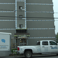 pare-air-installer-sur-batiment-commercial-avec-camionnette-en-avant-resiflex-trois-riviere