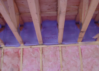 mur-isoler-en-haut-avec-mousse-urethane-mauve-et-bas-avec-laine-minerale-rose-resiflex-victoriaville