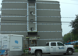 vue-facade-de-batiment-commercial-avec-pare-air-resiflex-victoriaville