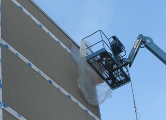 application-de-membrane-liquide-grise-avec-nacelle-sur-grand-batiment-commercial-resiflex-trois-riviere