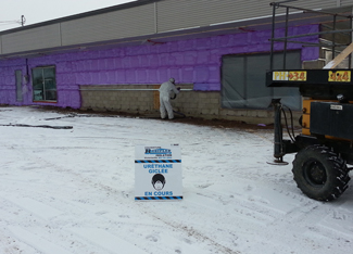 specialiste-appliquant-mousse-isolation-urethane-mauve-sur-mur-exterieur-de-batiment-commercial-resiflex-victoriaville