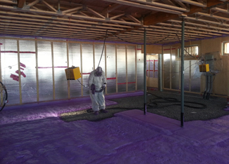 specialiste-installant-isolant-urethane-mauve-sur-plancher-de-sous-sol-residentiel-resiflex-centre-du-quebec
