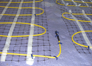 fil-de-plancher-chauffant-jaune-installer-en-zig-zag-avant-application-de-isolant-urethane-resiflex-victoriaville