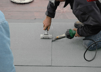 specialiste-installe-panneau-revetement-pour-refection-toit-plat-resiflex-mauricie