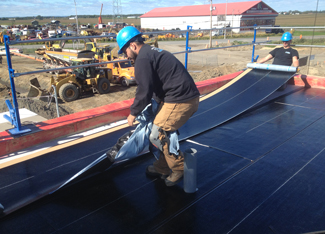 deux-specialiste-installe-ensemble-membrane-avant-de-continuer-les-travaux-de-refection-de-toit-plat-resiflex-lanaudiere