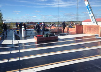equipe-installe-membrane-par-bande-sur-toit-plat-avant-de-continuer-la-refection-resiflex-plessisville