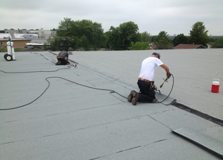 deux-specialiste-installe-revetement-par-dessus-membrane-elastomere-sur-toit-plat-resiflex-warwick