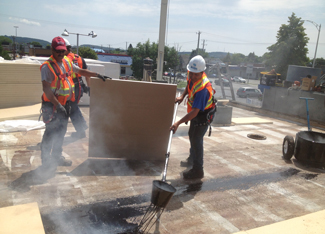 equipe-de-trois-specialiste-installe-panneau-de-revetement-sur-toit-plat-resiflex-princeville