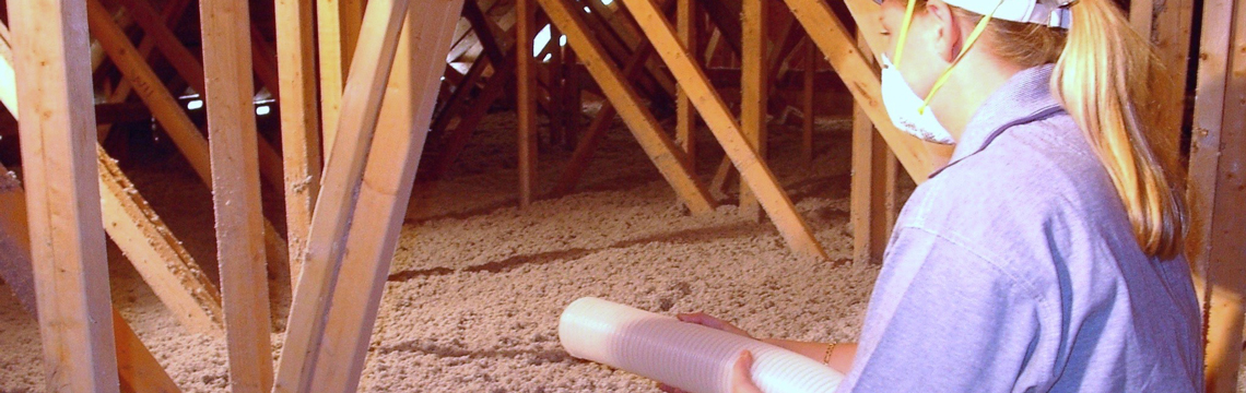 specialiste-installant-laine-souffler-dans-un-grand-grenier-avec-madrier-resiflex-victoriaville