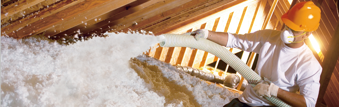 specialiste-installant-laine-souffler-dans-un-grenier-resiflex-launaudiere