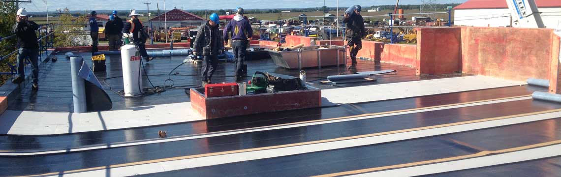 equipe-installateur-membrane-de-refection-de-toit-plat-avec-machine-resiflex-victoriaville