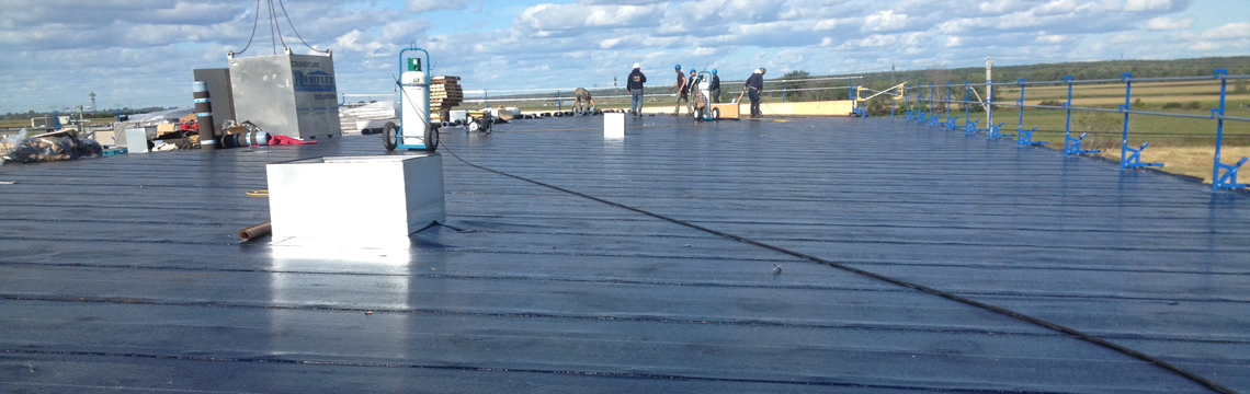 trois-installateur-de-panneau-pour-membrane-elastomere-resiflex-centre-du-quebec