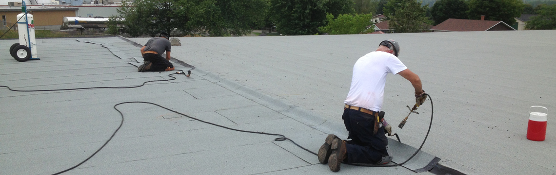 equipe-installateur-membrane-de-elastomere-resiflex-victoriaville