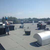 specialiste-entretien-une-couverture-de-toit-plat-avec-conduit-de-ventilation-resiflex-victoriaville